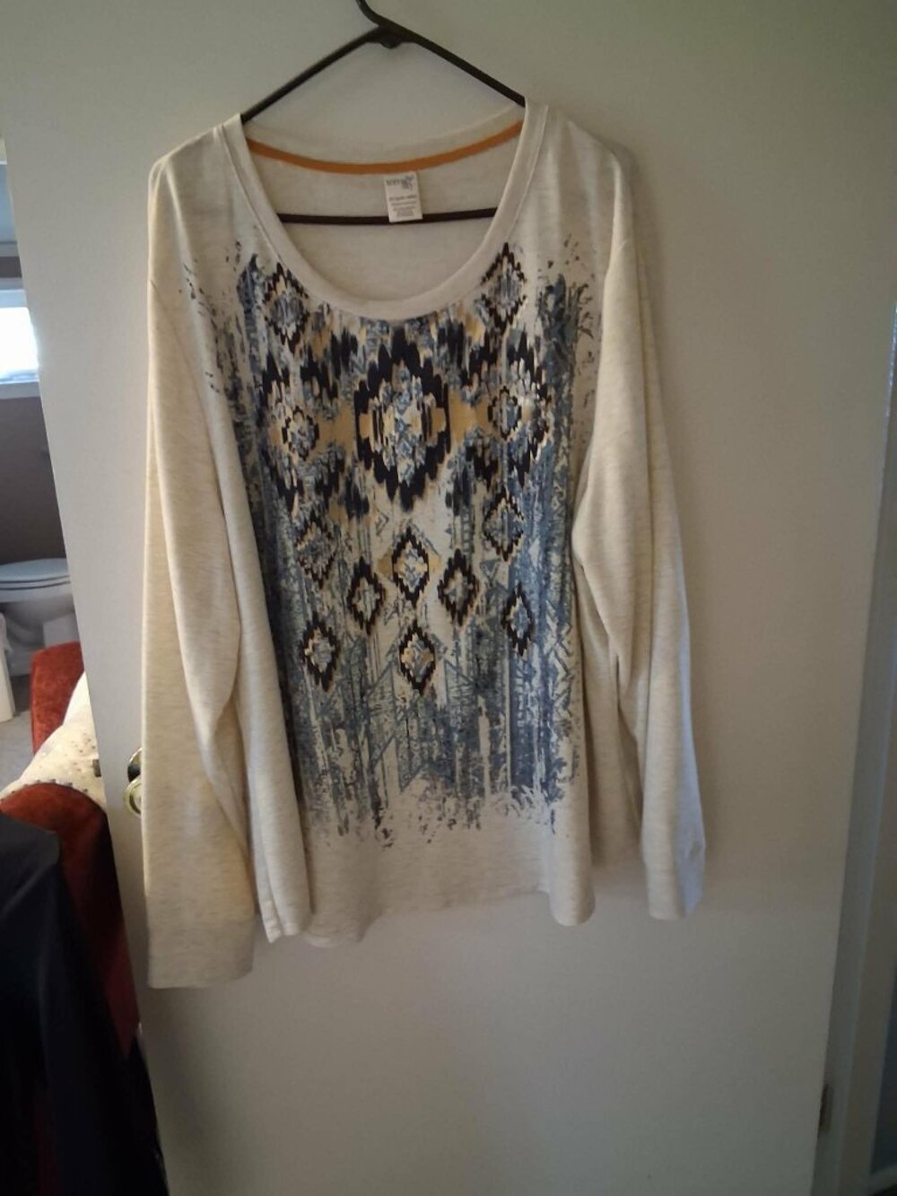 terra& sky woman's cream colored with blue and gold degin